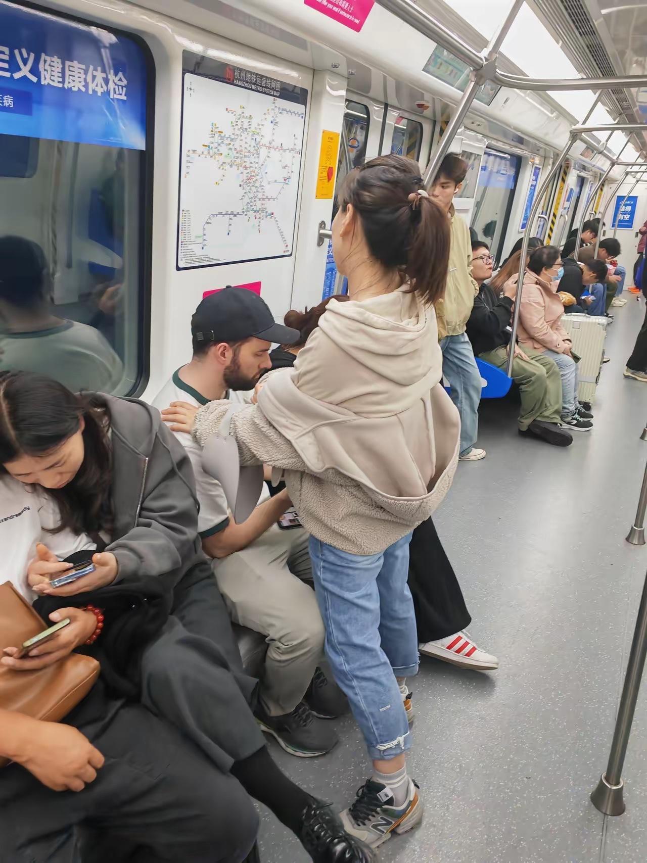 牢A的爆料含金量还在上升一女子要求中国人给她的印度男友让座自己则是站着，印度