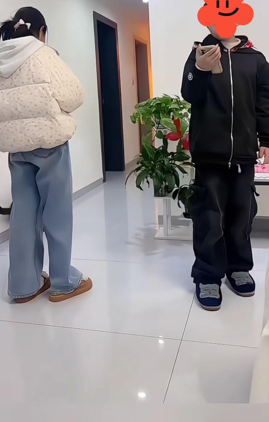 妈妈对账发现少了一万块钱，拿手机查转账记录发现是自己独自养大的儿子转给了前夫，也