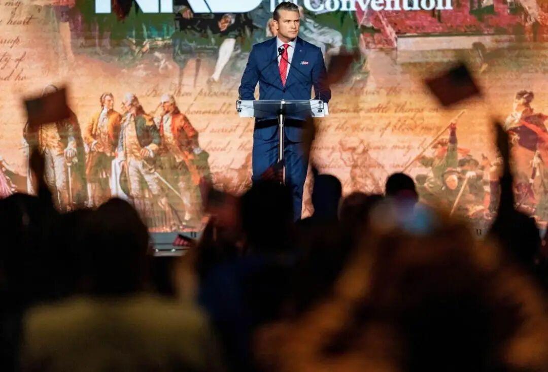 45岁的美国国防部长赫格塞思曾是福克斯新闻主持人，如今却掌管着世界上最强大的军队