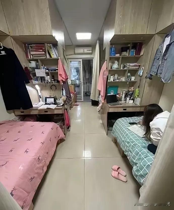 原来女生宿舍是这样的，真是涨知识了！[捂脸哭][捂脸哭]