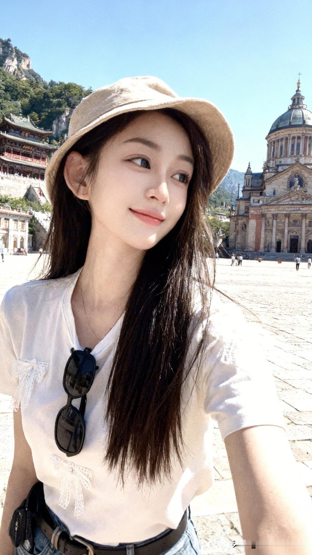 阳光明媚的一天，打卡梵蒂冈圣彼得大教堂，感受历史的厚重与现代的碰撞。