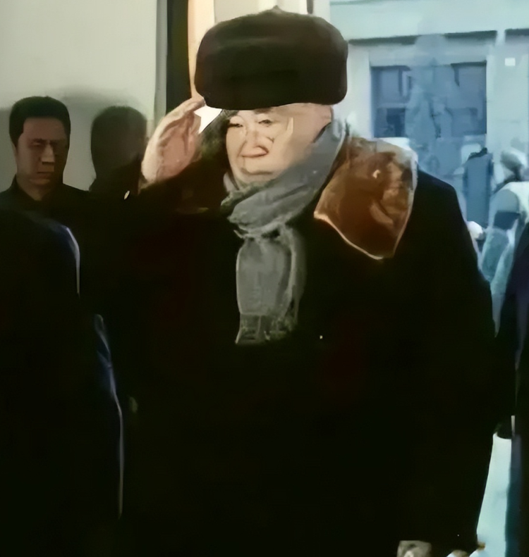 周总理遗体告别仪式上，朱德向老战友敬礼的一幕，让人泪目！1976年1月