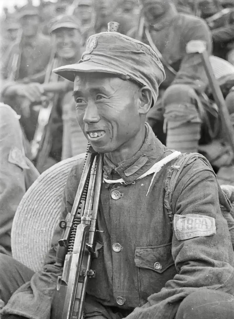 1940年，日军2000兵力趁着过新年，在武家湾包围了2团，团长却下令不准开枪，