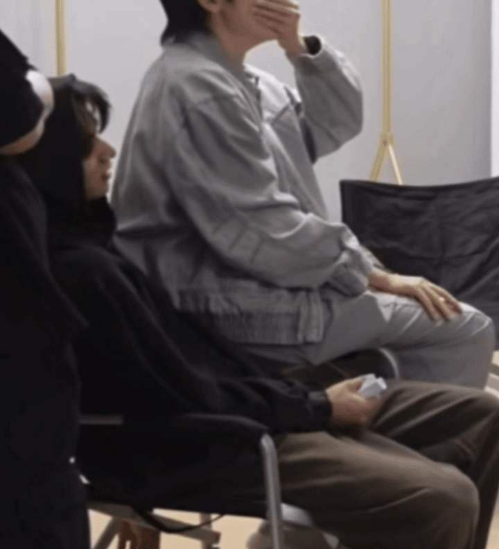 操这么看萱妹的臀肉贴在文哥的胸肌上….