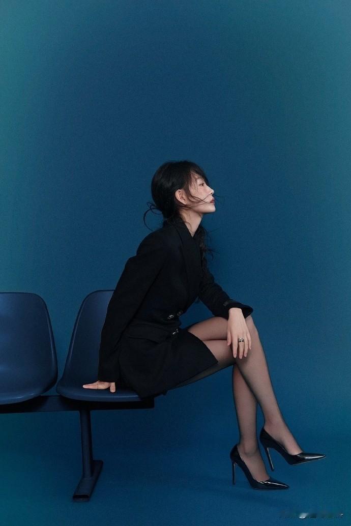 周依然，西装高跟鞋，丝袜点缀，柔美精致的姿态。