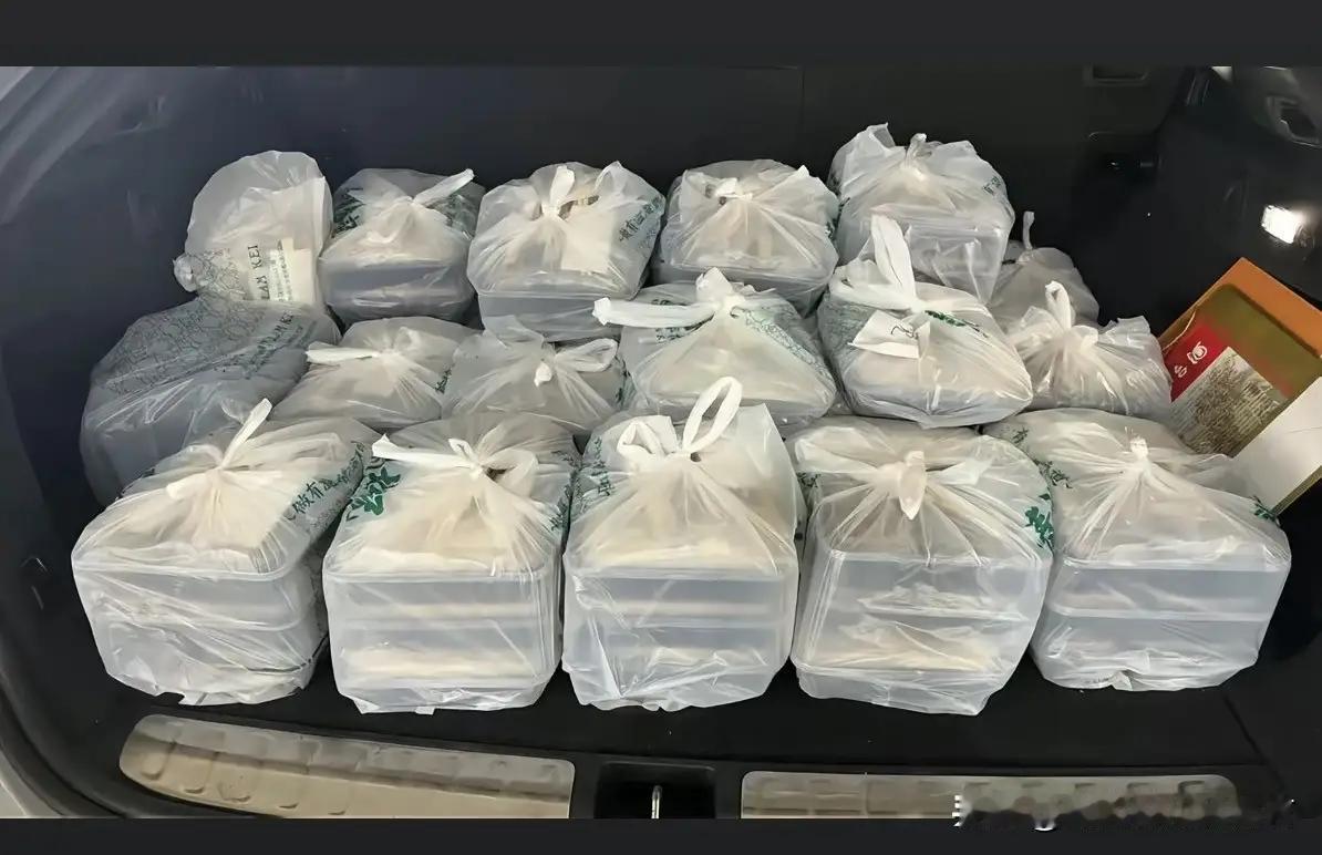 令人咋舌啊澳门男子在珠海购买51公斤盒饭，装在车中想带回澳门以50元一盒卖，能