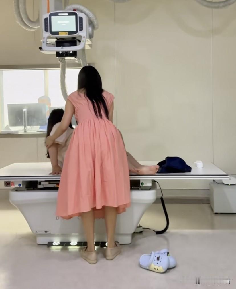 盈公主忙着带女儿在医院做检查，阿迪忙着在罗马尼亚带小女儿陪妈妈，只是阿迪新的文案