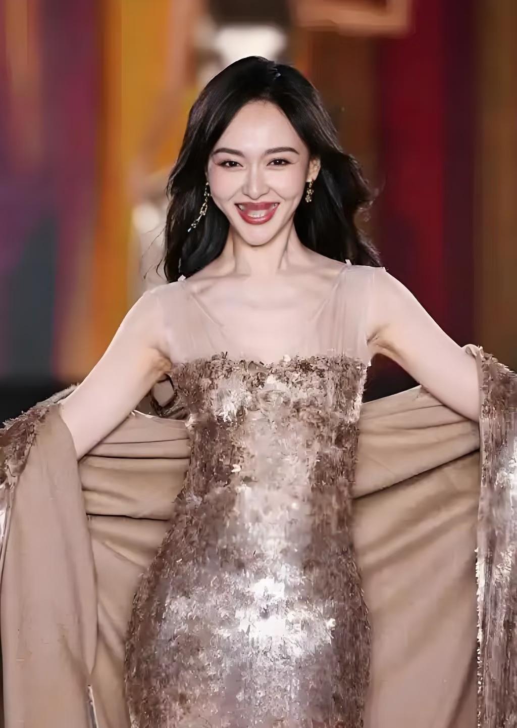 以前去上海旅游，见过唐嫣王家卫说她装说句实在话，当时在大商场，她真的是太亲切