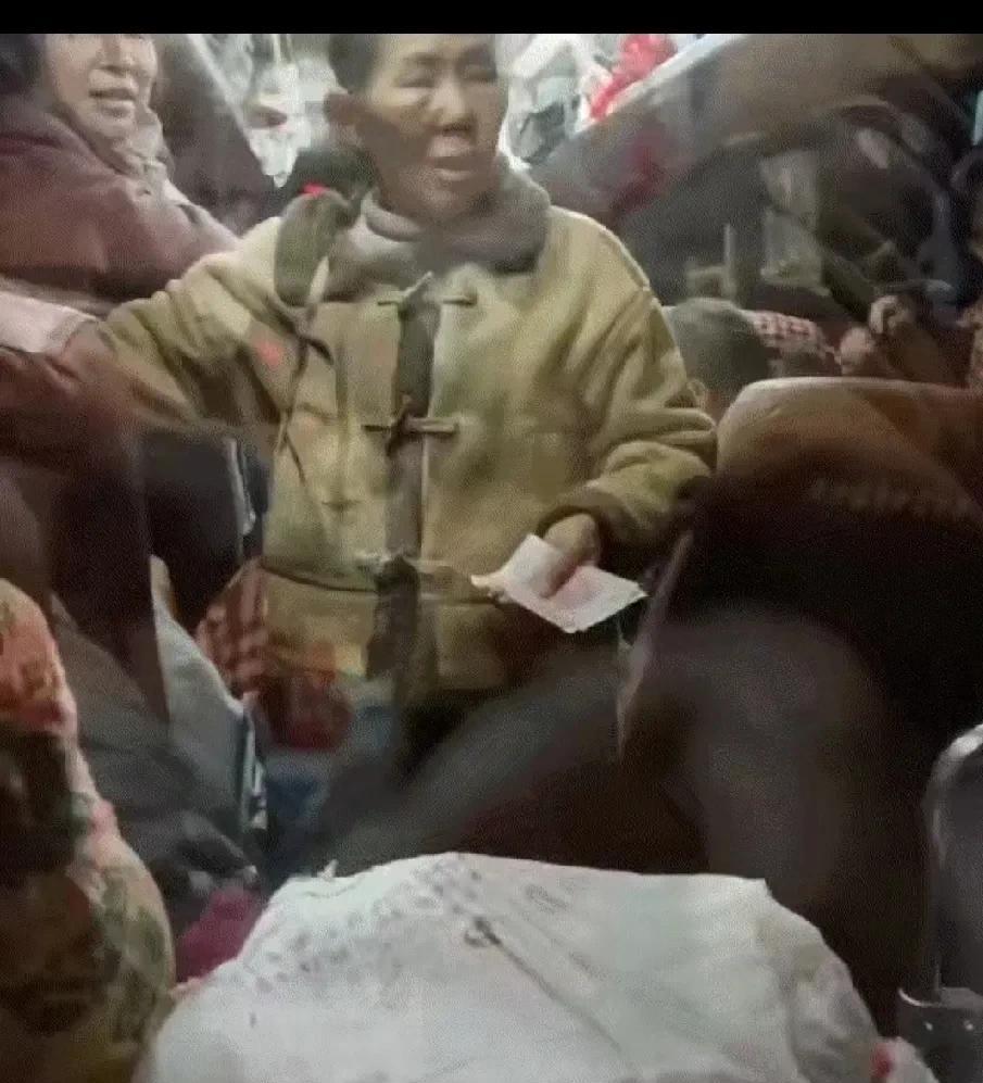 “格局打开了！”青海，一群打工人准备坐车回乡，结果，之前做工的老板娘突然出现，竟