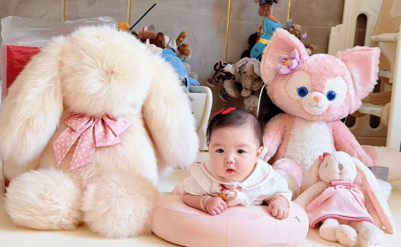 44岁迎来女儿的阎鹤祥，闺女今天百天了。阎鹤祥提前结束工作回到北京为女儿庆祝。他