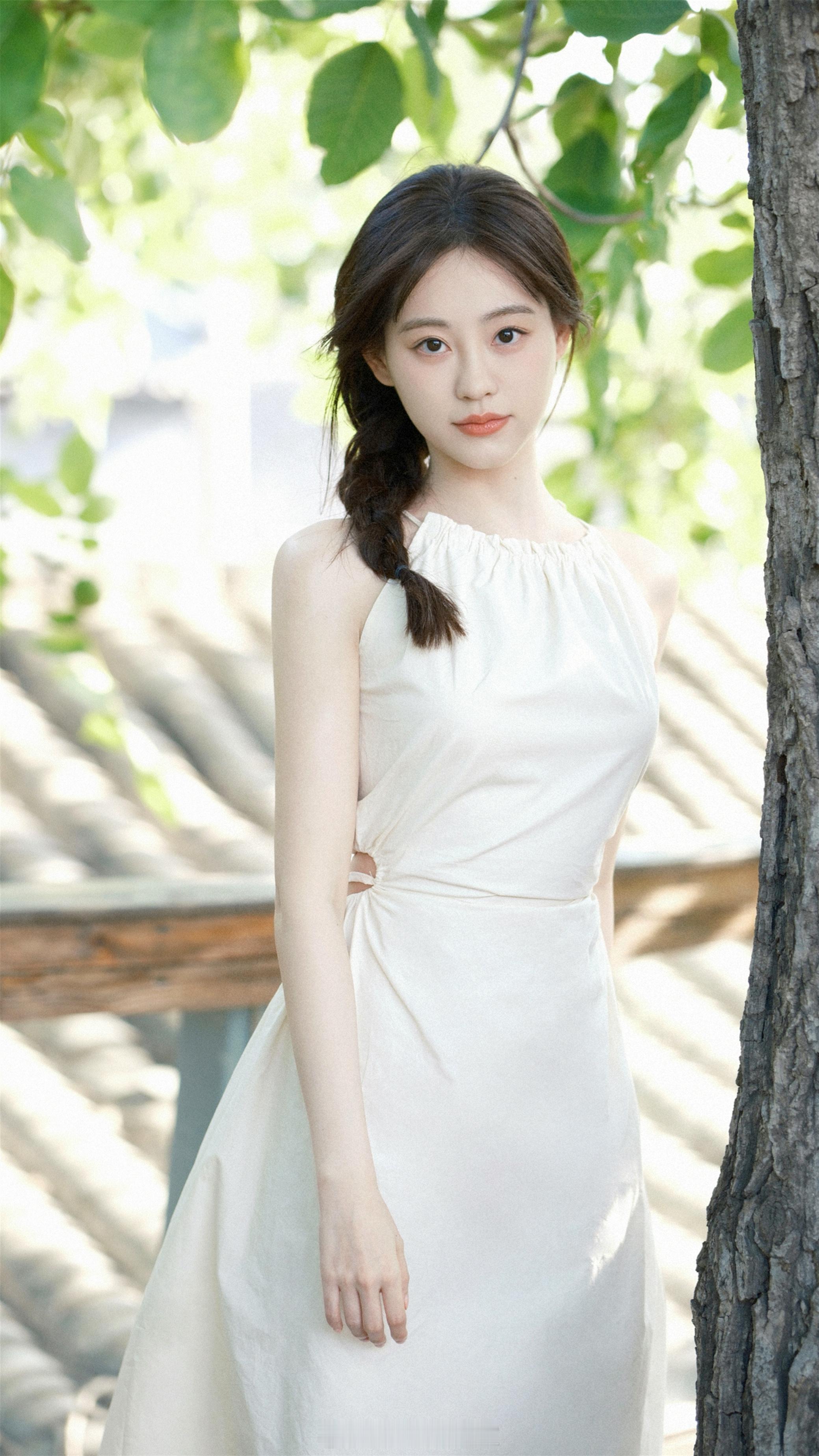 祝绪丹麻花辫白色长裙写真