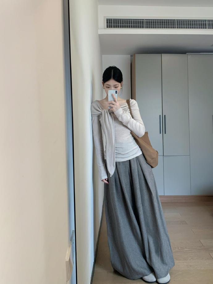 为早春准备的漂亮衣服们终于整理好啦！温柔的浅色系、清爽的小开衫、显瘦的半身裙，还