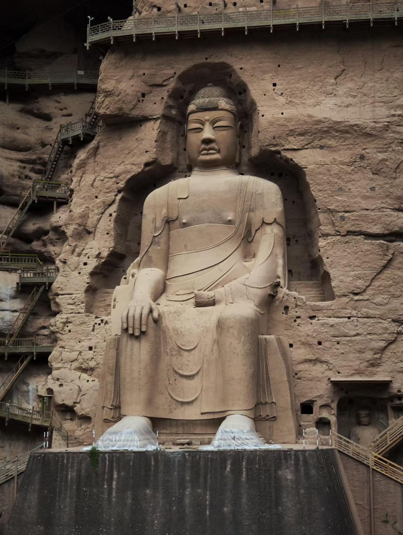 端坐的大佛面对人世，永远是一副不慌不忙的神态，因为它心里足够平静！