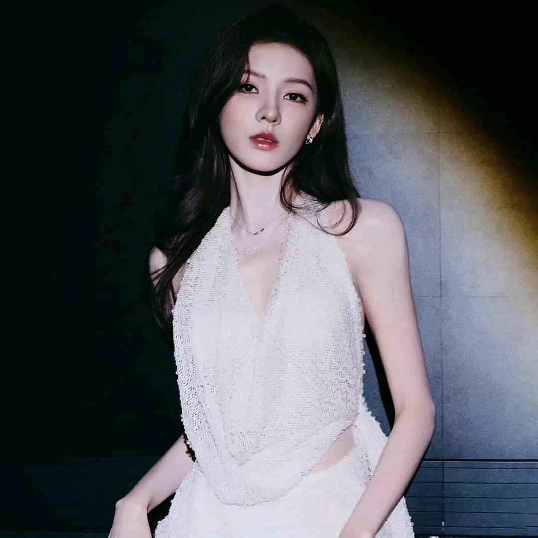 美人轻纱罩，香肩玉体娇。轻纱美人图玉颜轻纱粉纱花衣美人轻纱裙写真玉磘美人