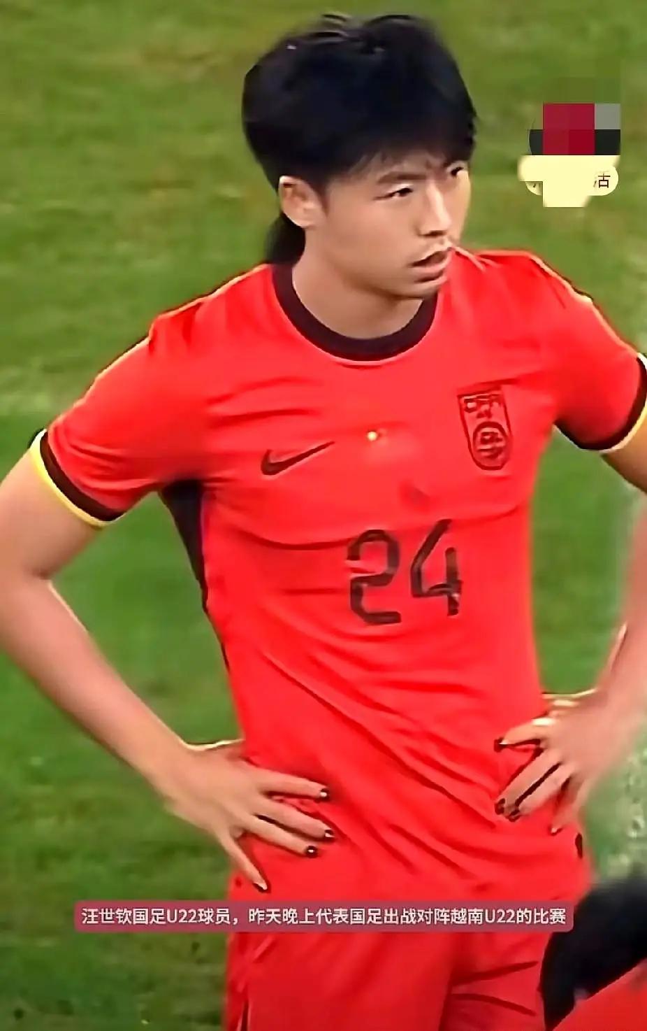 染指甲，留长发，大肚腩，一块腹肌走天下，低级解围失误，让对手捡漏补射成功，故意拉