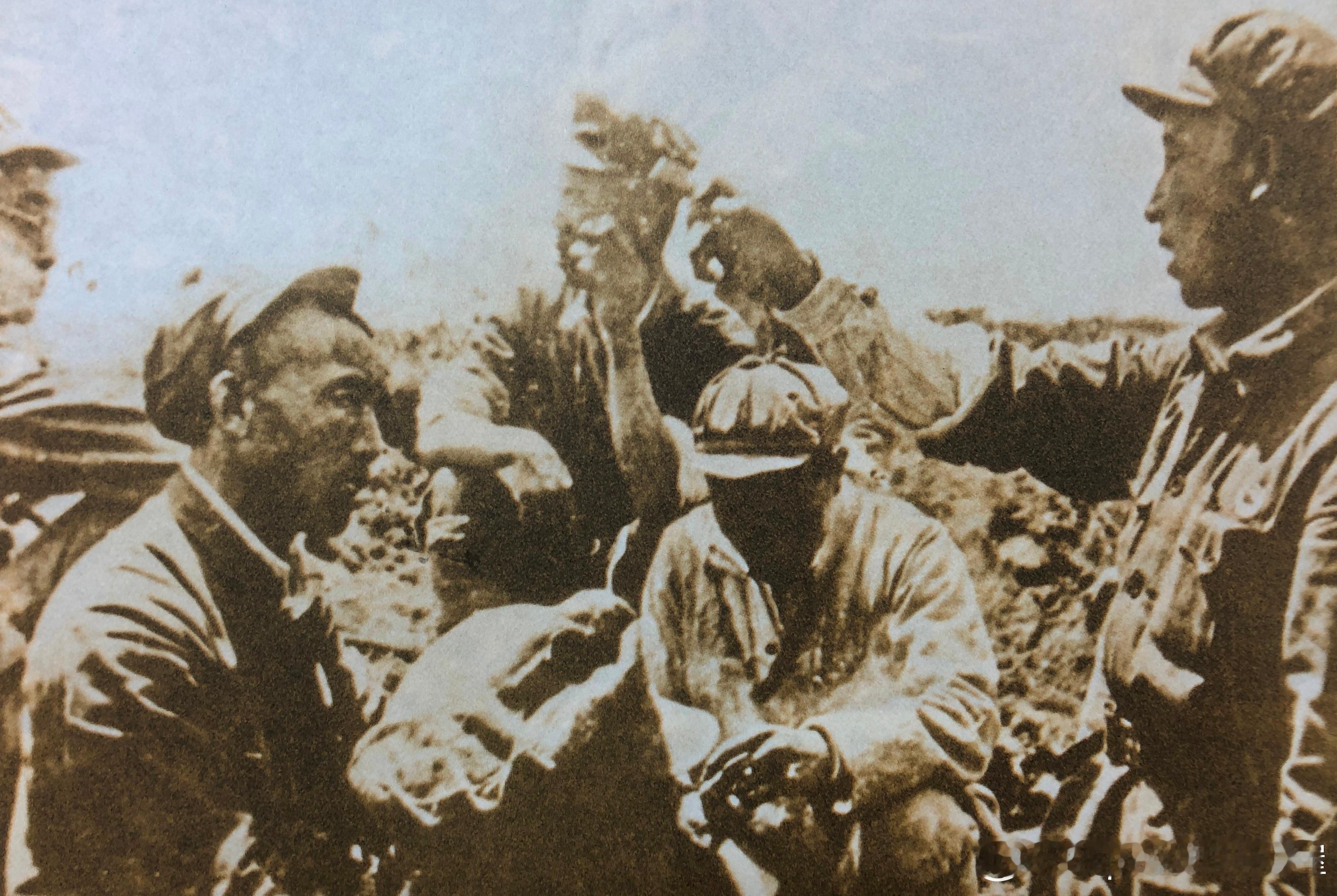1949年4月21日15军军长秦基伟（右一）向担任渡江战役主要突击任务的130团