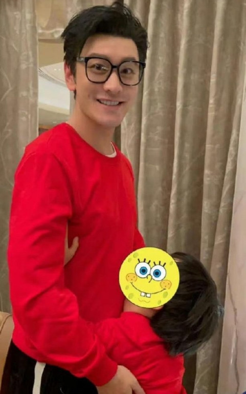 黄晓明和杨颖Angelababy儿子都长这么大了，遗传了父母的高颜值。