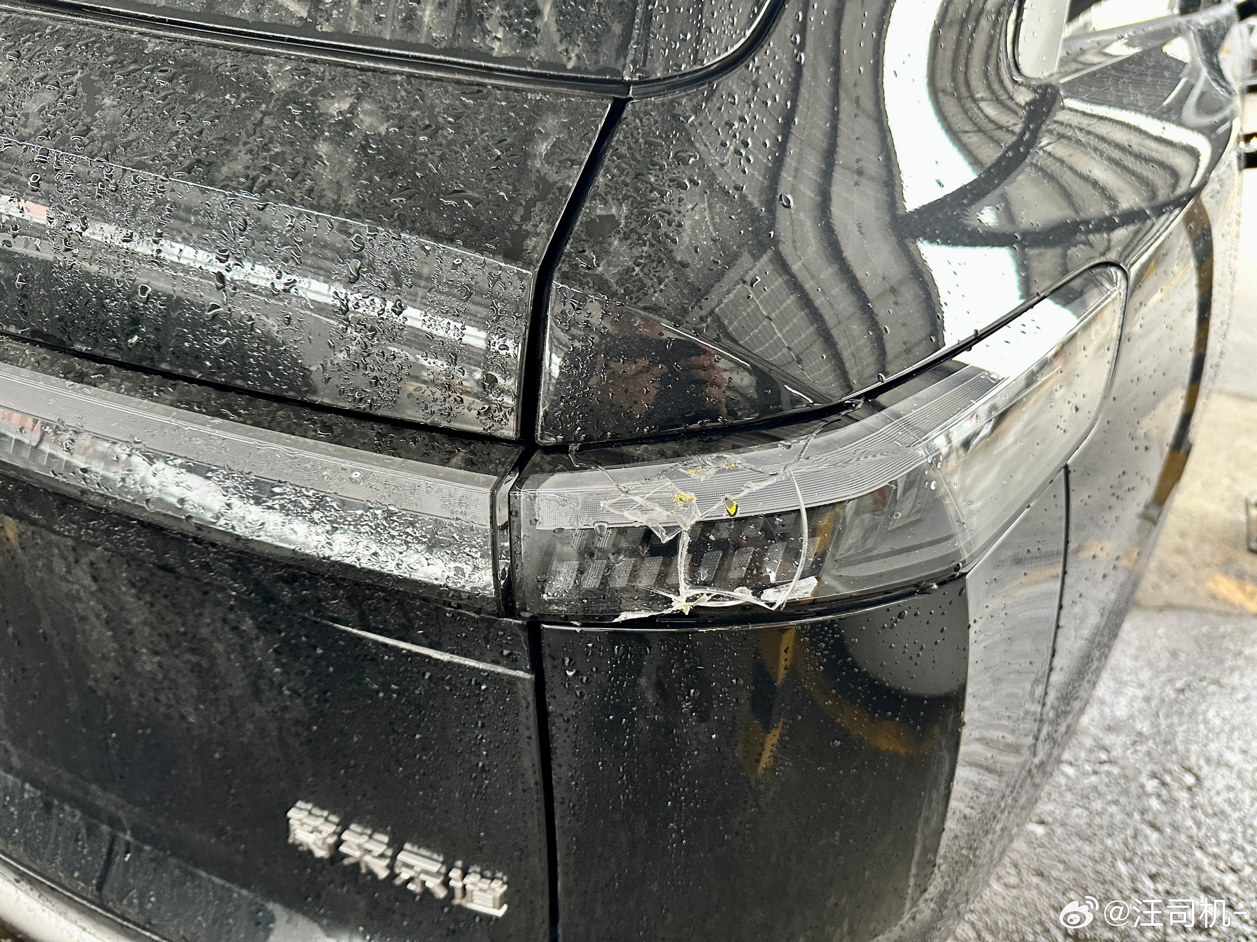 大意了倒车撞柱子，还能亮，透明胶带糊起来继续开