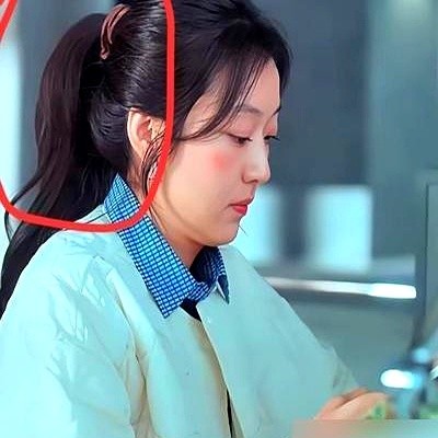 巴黎秀场生图里，孙千那头厚得找不到发缝的长发，直接炸了热搜。这边生图刚刷屏，她挑大梁的新剧播放量直接