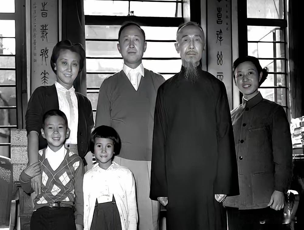 这张珍贵合影拍摄于1955年10月8日，钱学森带着老婆孩子踏上上海码头，老父亲钱