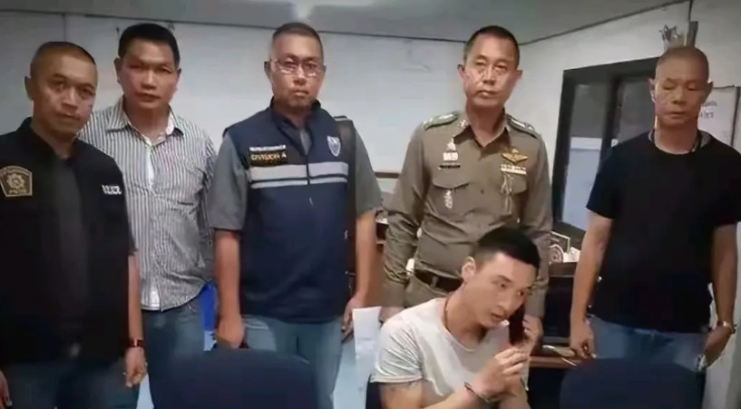 这个男人眼神吓人，被抓到还能那么淡定地打电话，心理素质也是强的一批。学历不低又