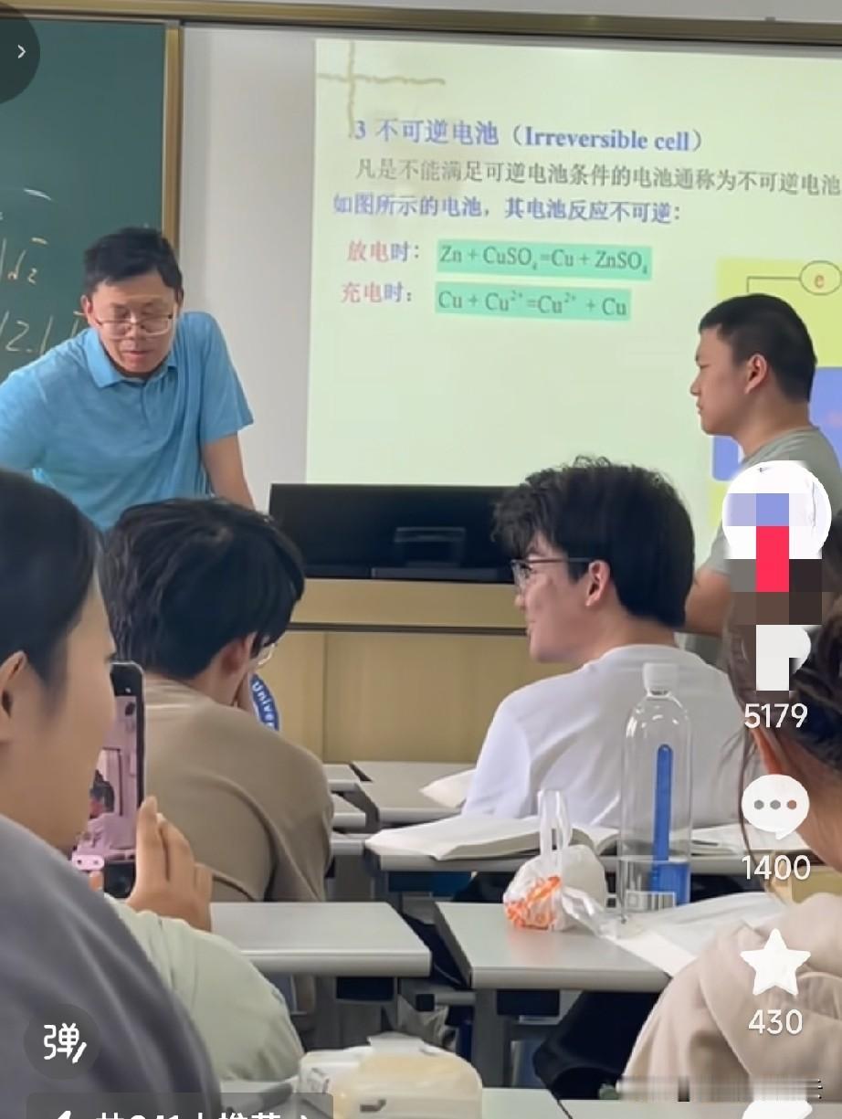 我真的替男生的舍友提心吊胆。课堂上，老师只是提醒了他一句不要上课睡觉，他都能乱砸