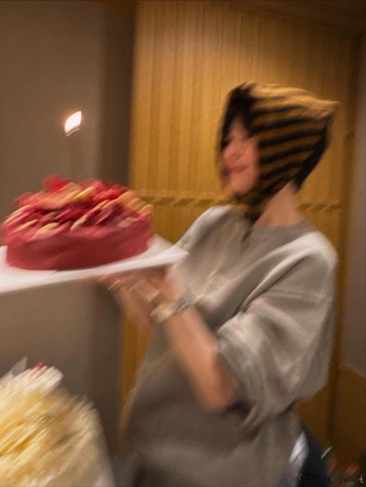 宋慧乔晒44岁庆生照，好漂亮啊！