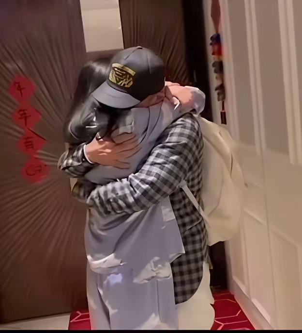 当年大S与具俊晔时隔23年重逢的名场面，至今让人百思不解。一向爱美讲究的她，竟