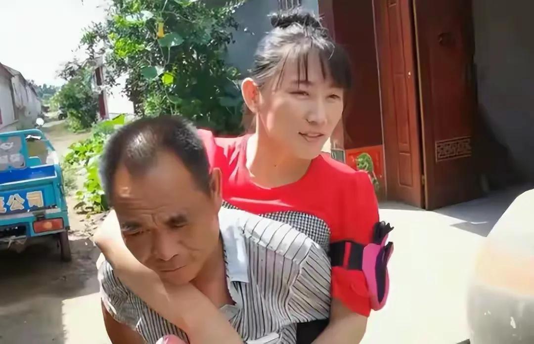 2009年，漂亮的24岁姑娘嫁给了46岁的老光棍，只因女孩是个残疾人，只能靠着爬