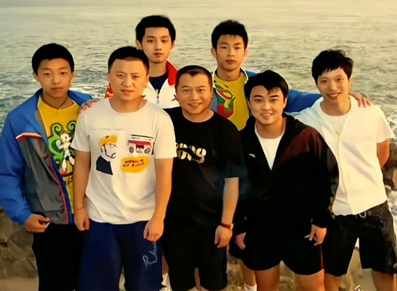 考验咱眼力的时候到了：这张老照片中我只认出了英姿勃发的王皓，气色盈和的王涛与痩削