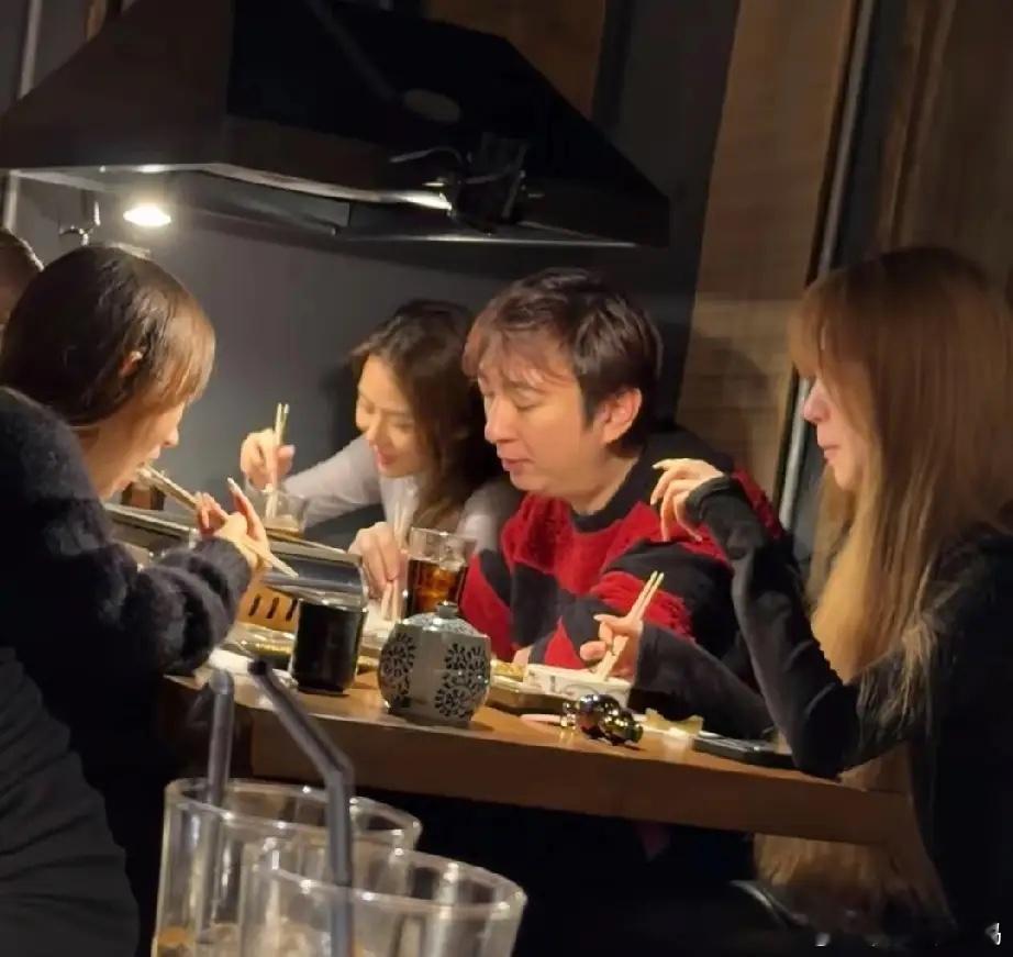 王思聪走哪都是一群美女围着，最近王思聪又到了新加坡，在一家店吃烤肉时被偶遇，左右