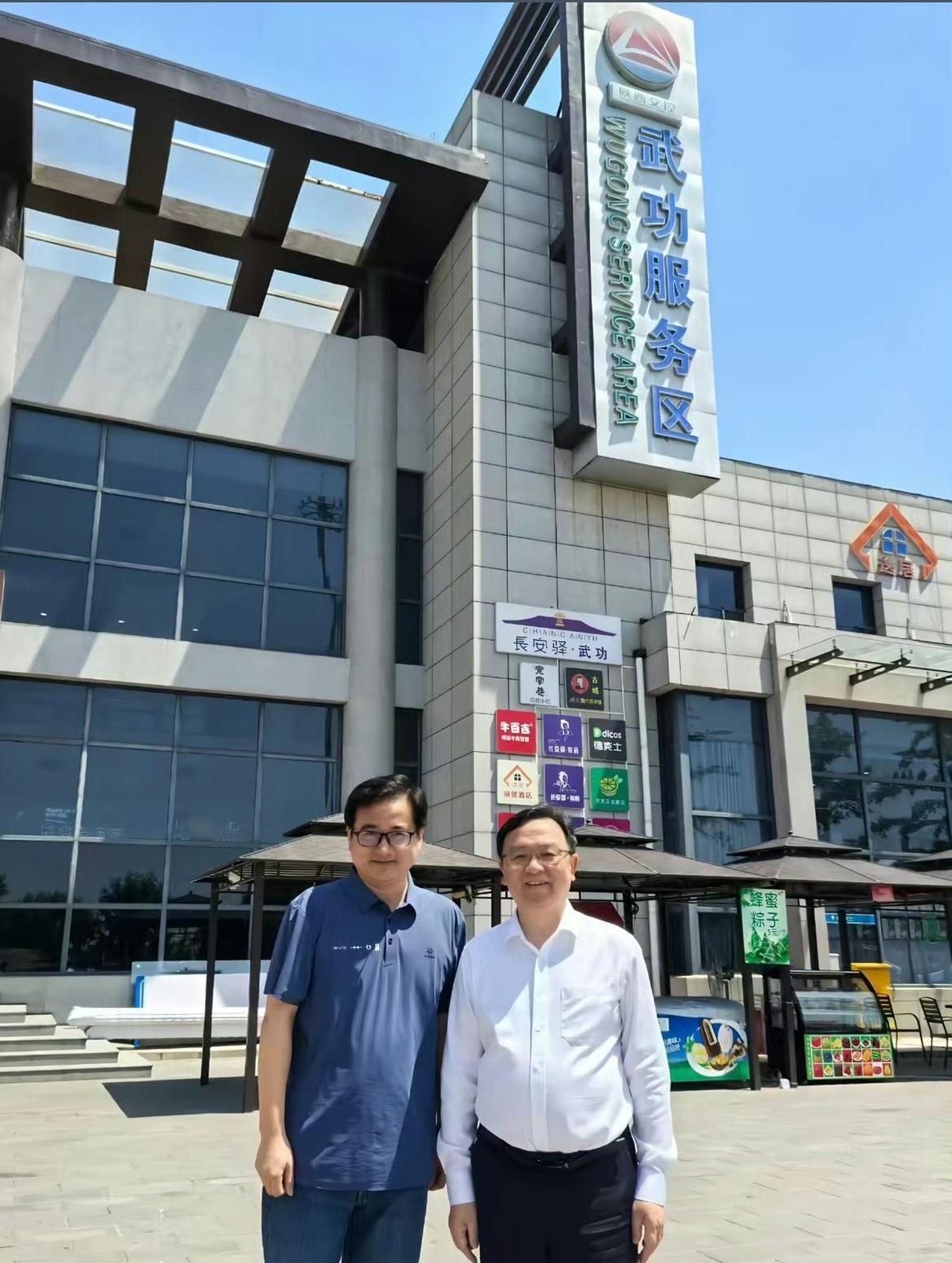 近日，比亚迪董事长王传福、集团品牌公关总经理李云飞，在陕西连霍高速武功服务区调研