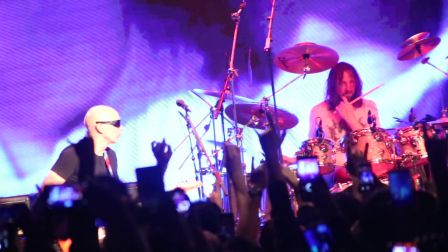 八月十四号北京糖果举办第一场毒一无二演唱会