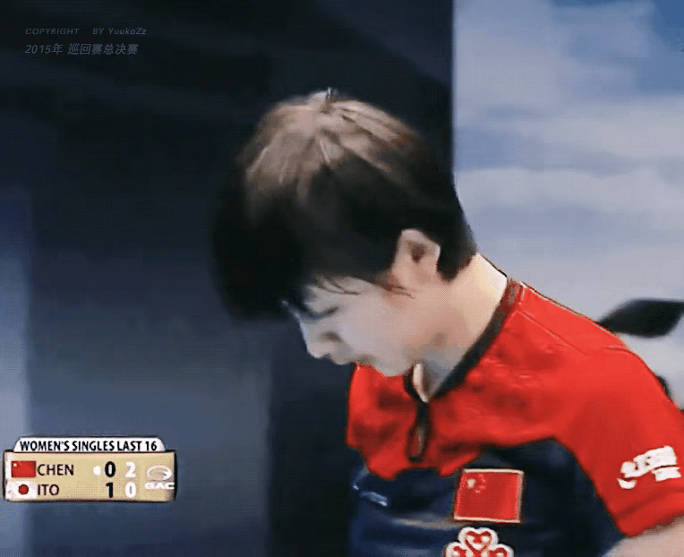 十年前（2015年），她眼神里目空一切，满是舍我其谁的霸气。后来一句“我的时代到