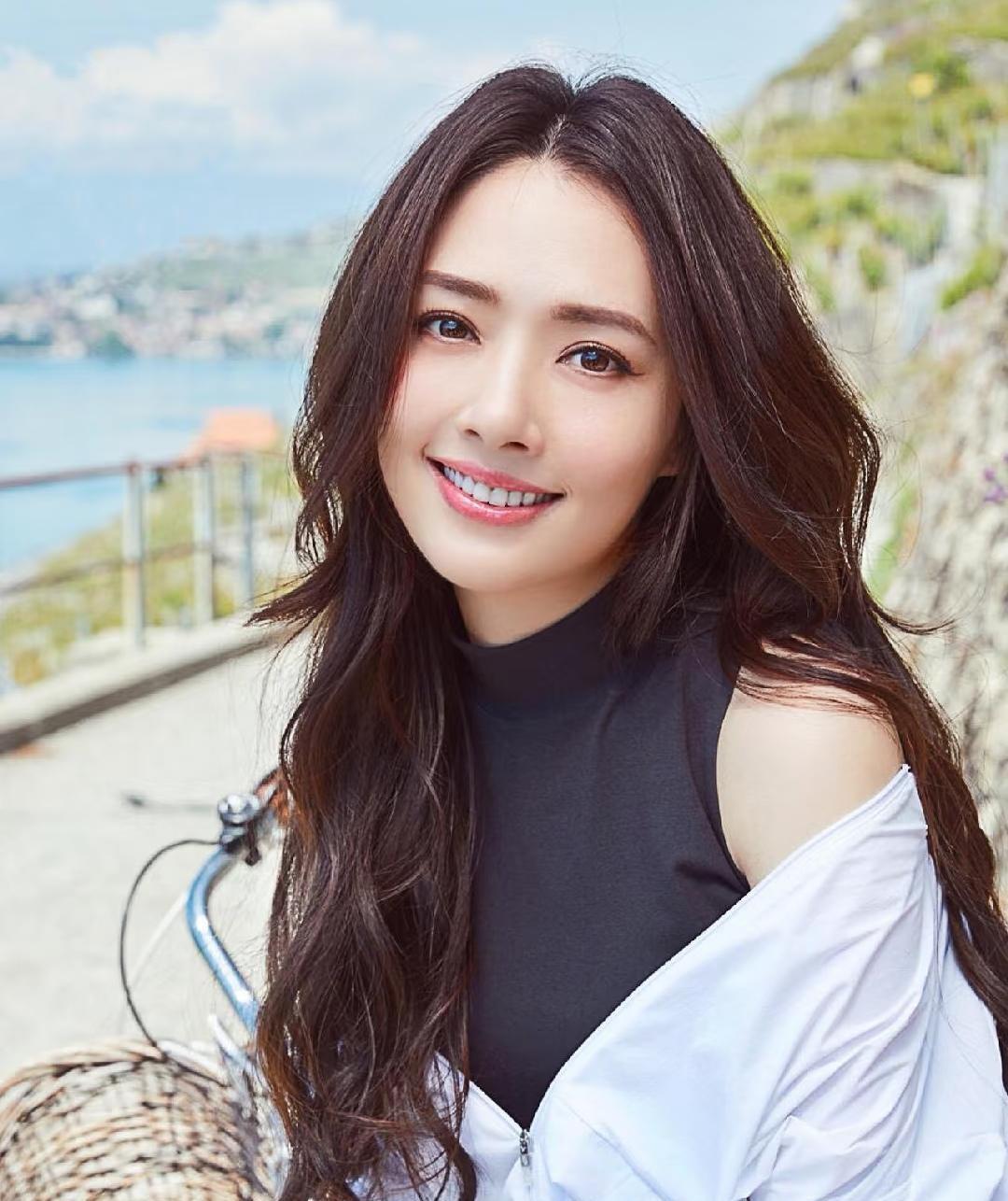 她手上那块表，暴露了豪门婚姻最残酷的真相。不是所有嫁进豪门的女人，都会把铂金包