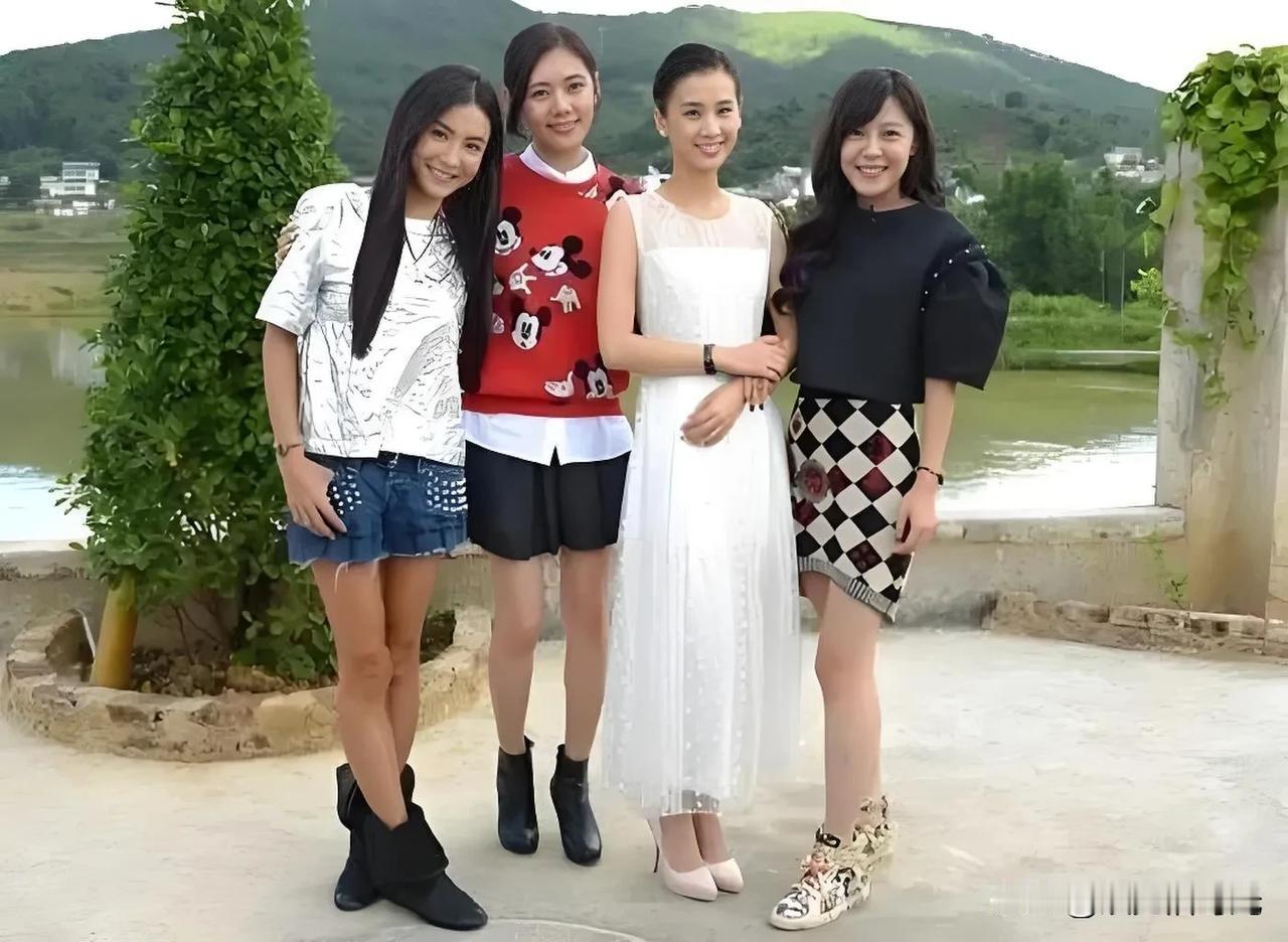 这三张图片里，每一张都有黄圣依。之前因为我说她和阿娇身高差不多，几个网友说我