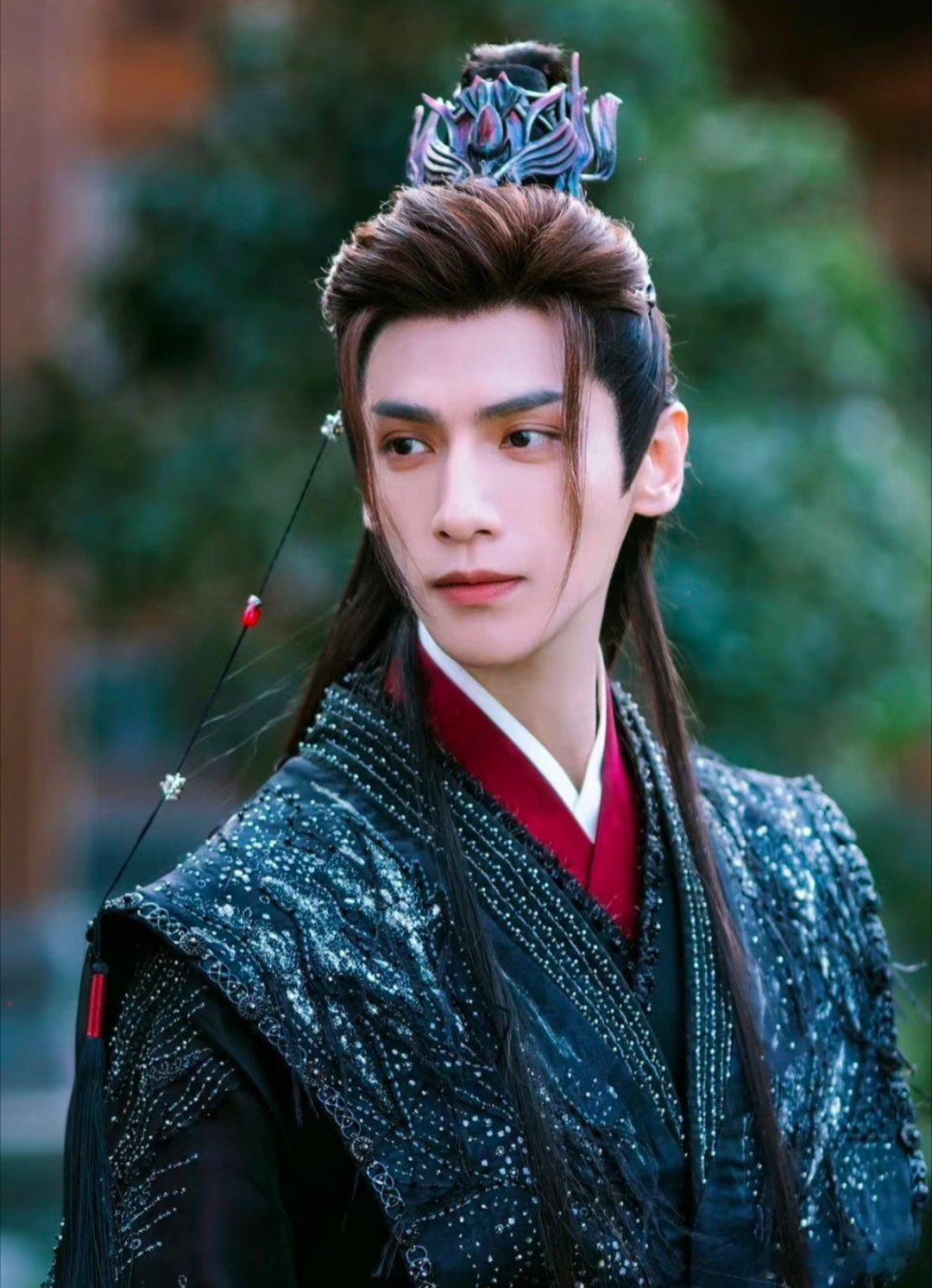 1、赵露思逆风翻盘，95花顶流指日可待！一个月前，赵露思还深陷合约传闻，好多人都