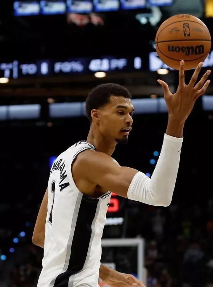 文班亚马和马刺为何突然变得这么强?新赛季的文班亚马再次进化,攻防两端展现出来