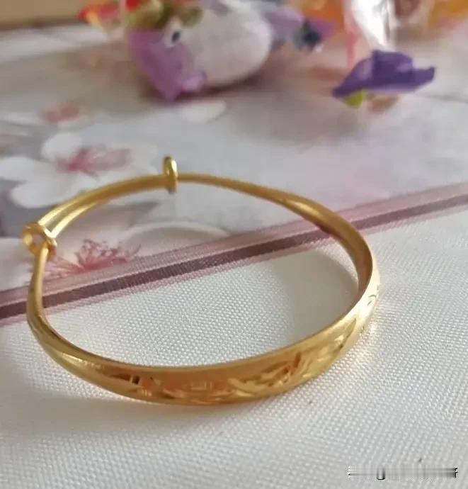 给大家汇报一下今天的金价。今天我到我们这儿的百货大楼走访了一圈。今天金子打完