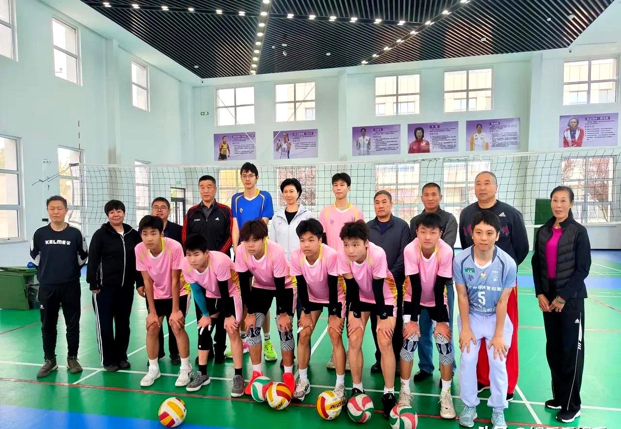 李珊不施粉黛放下身段抓青训，为重塑排球城不遗余力。看着天津排球在全运会上