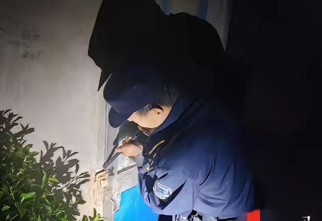凌晨3点，一通从新加坡打来的跨国报警电话惊动江苏启东警方：88岁脑梗老父独自在家
