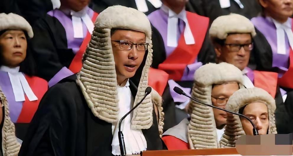 香港法官的“方便面”假发，真是越扒越有。英国律师戴假发这传统都350年了，现在