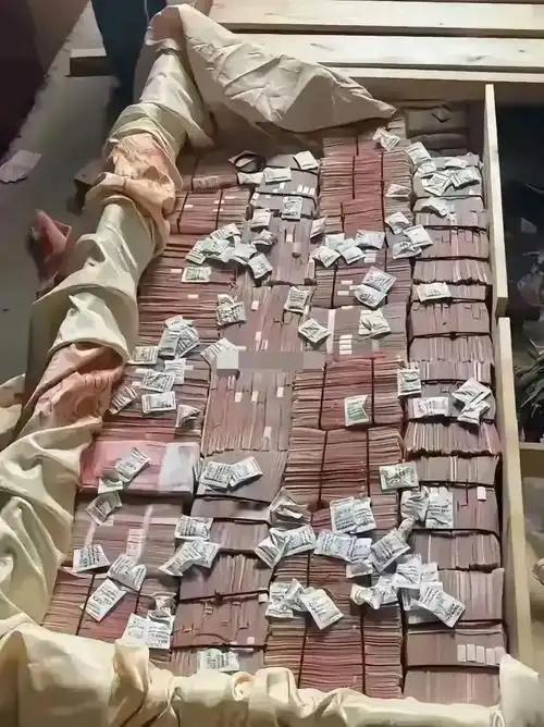4万现金受潮之殇：换回的不仅是钱，更是警示4万现金因受潮严重损坏，送去银行却