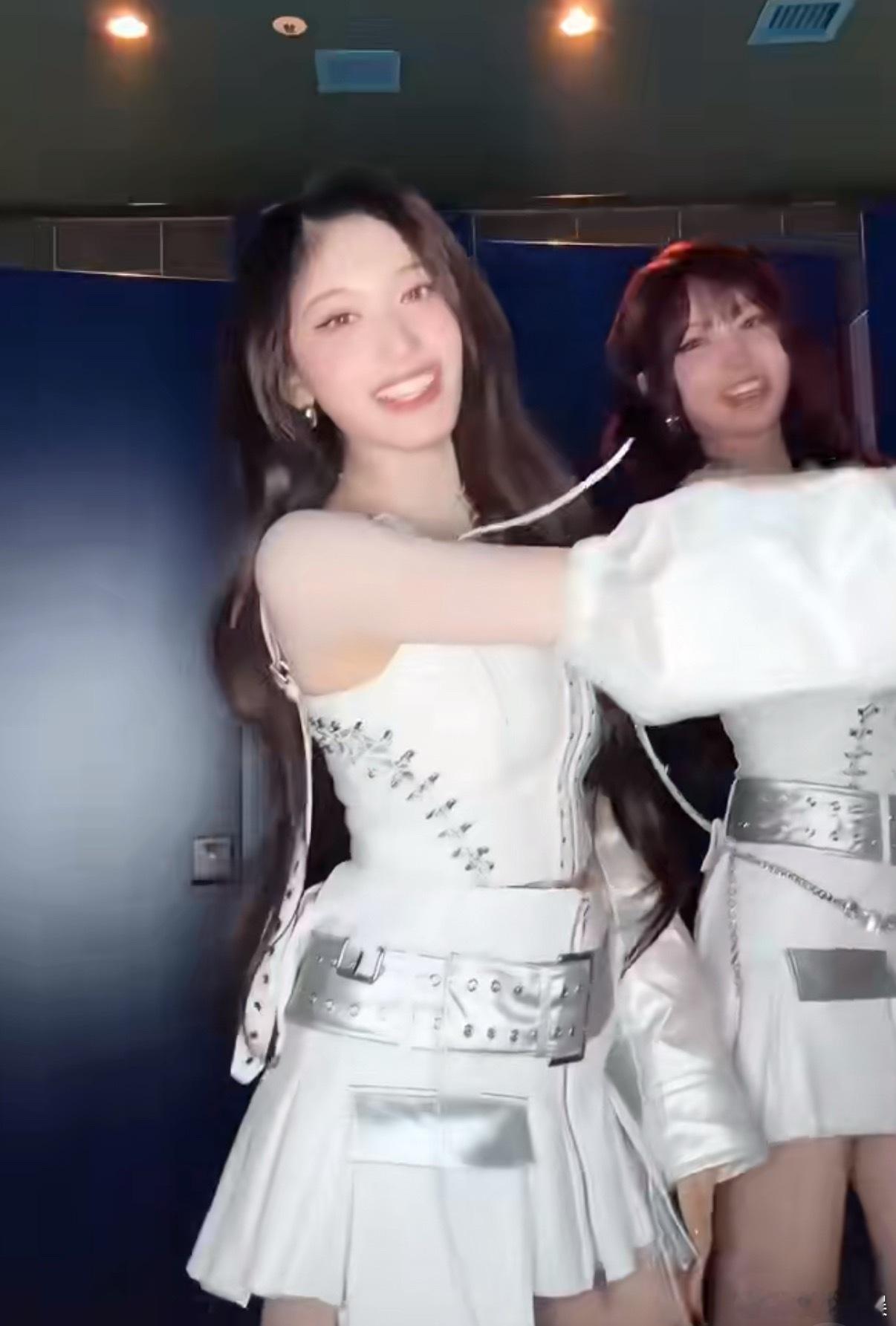 为什么要在厕所里cha啊，感觉好没有隐私啊，不过确实挺好玩的，张元英还是美的