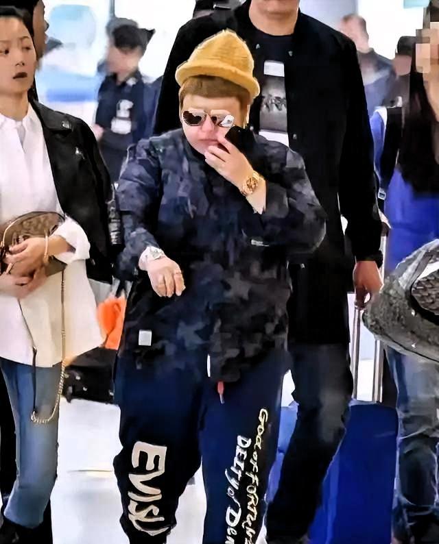 你要不说这是韩红，我还以为是哪个地主家的傻儿子出来溜达了。手腕子上怼两块大金表，