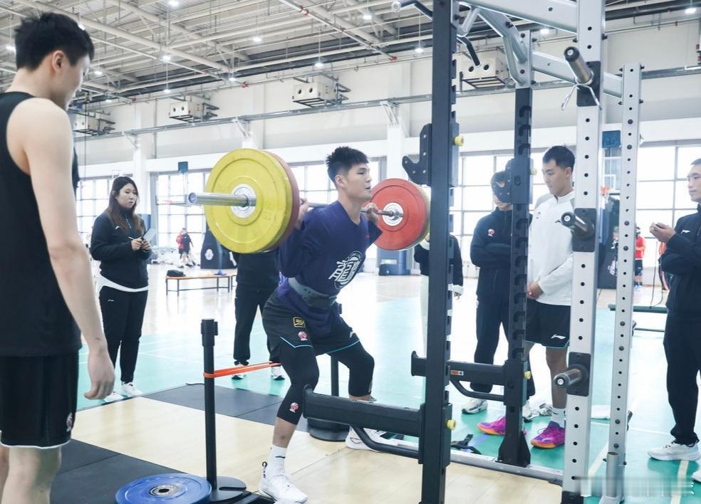 看了下几位CBA内线深蹲测试的成绩，感觉徐昕急需要加强核心力量稳固下盘呀李慕豪负