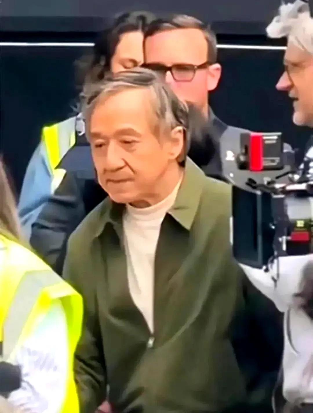 香港功夫巨星成龙，如今也老了头发白了
