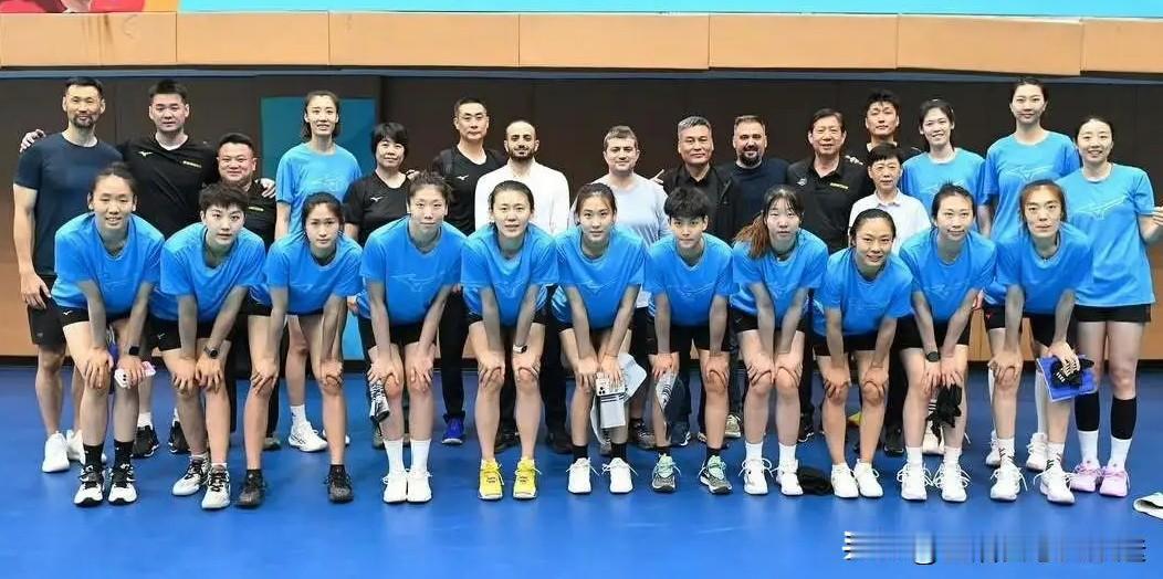 天津女排公布15人大名单[玫瑰]1，李盈莹（现役国手+出生于2000年）2