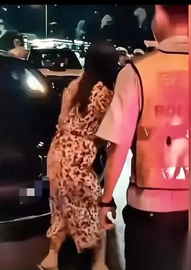 重庆那桩车祸我看完浑身发凉57岁女司机开宝马冲上人行道，两死六伤，警方通
