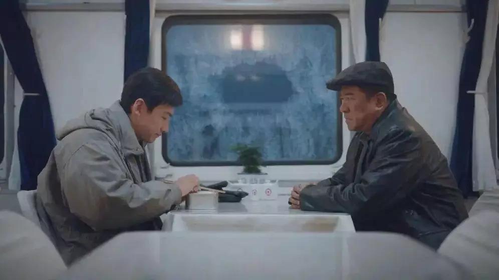 《15元一份的现炒绿皮火车餐，正在春运路上消失…网友：再也吃不到的人间烟火气》